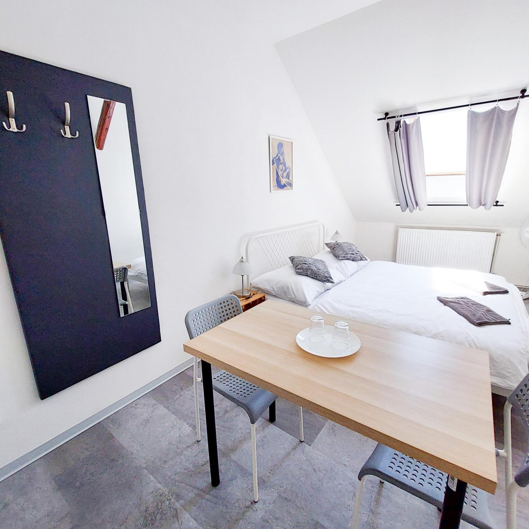Privatunterkunft R2 Letna Rooftop Retreat