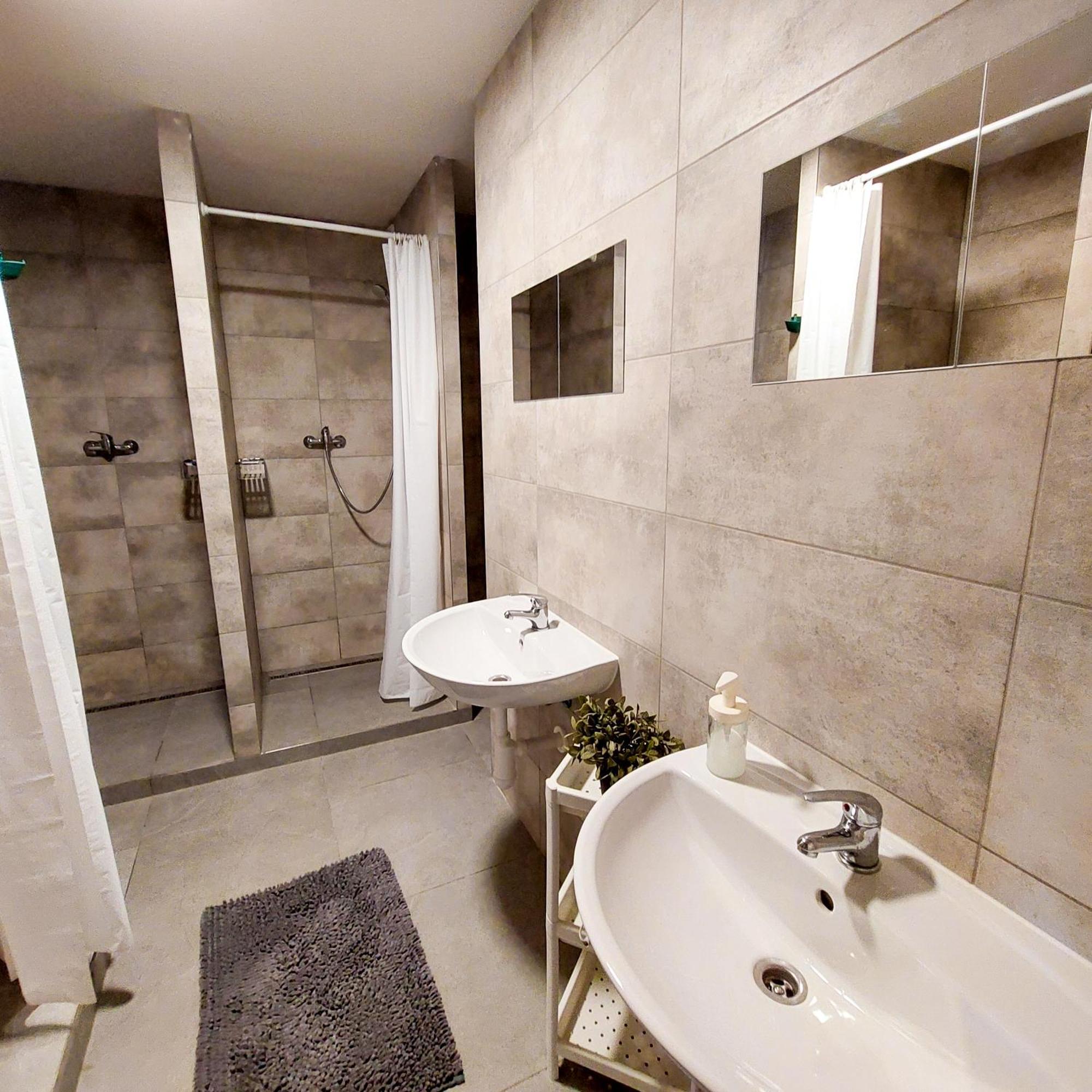 Privatunterkunft R2 Letna Rooftop Retreat *
